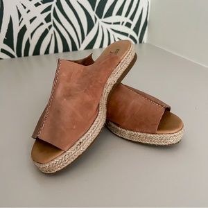 Chelsea’s Crew Tan Leather Sandals